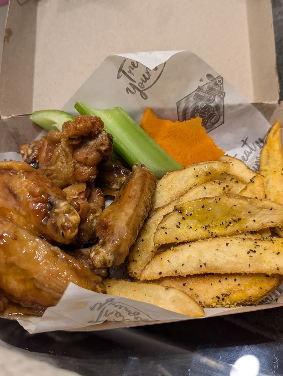 Wing Meal Combo - With a Drink, WingsUp! Welland
