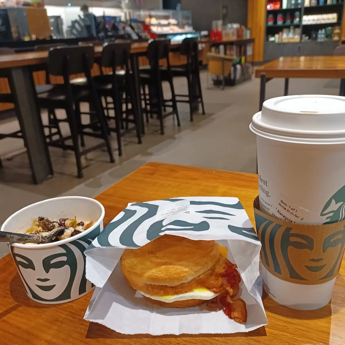 Avena Café Y Un Sausage Biscuit