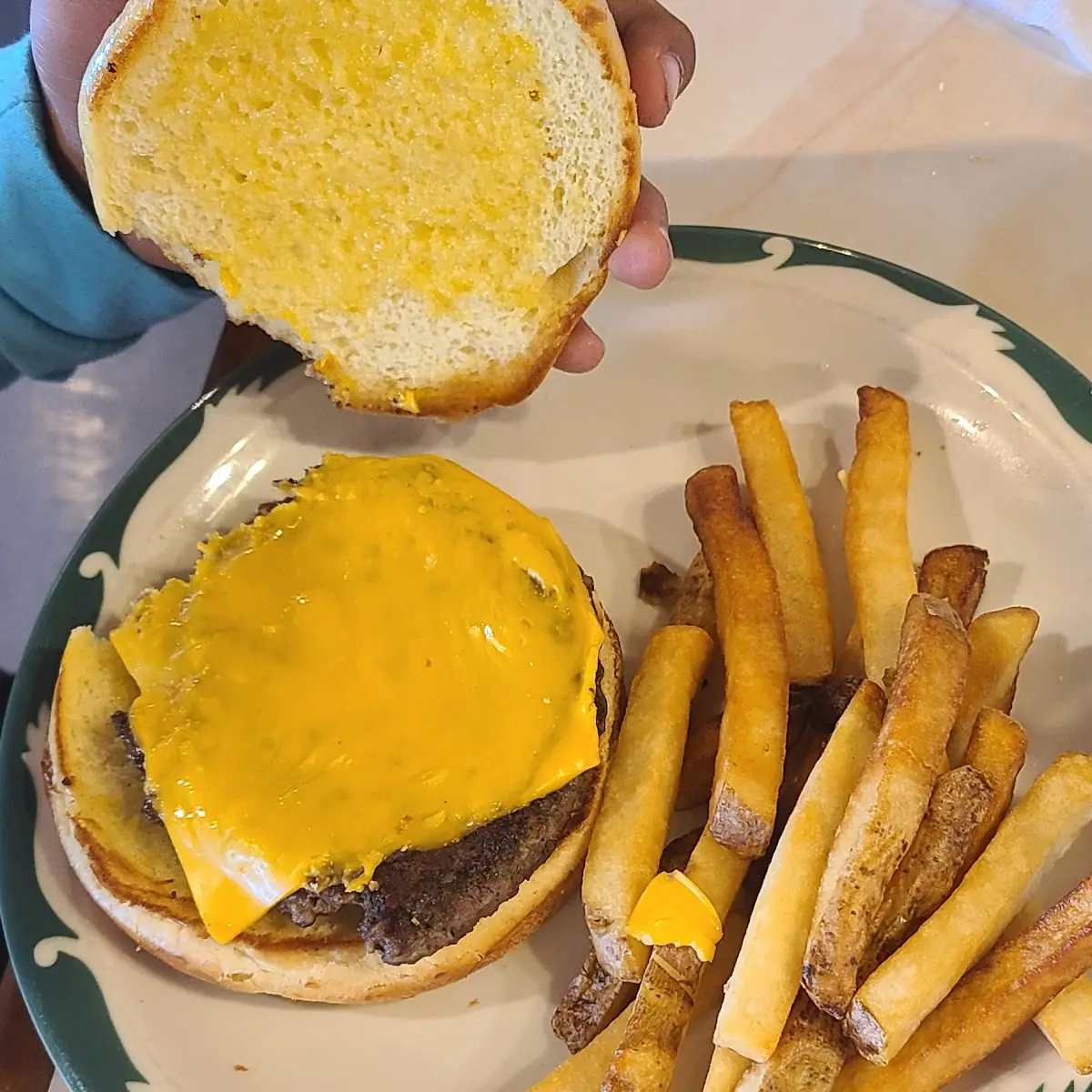Cheeseburger w French Fries