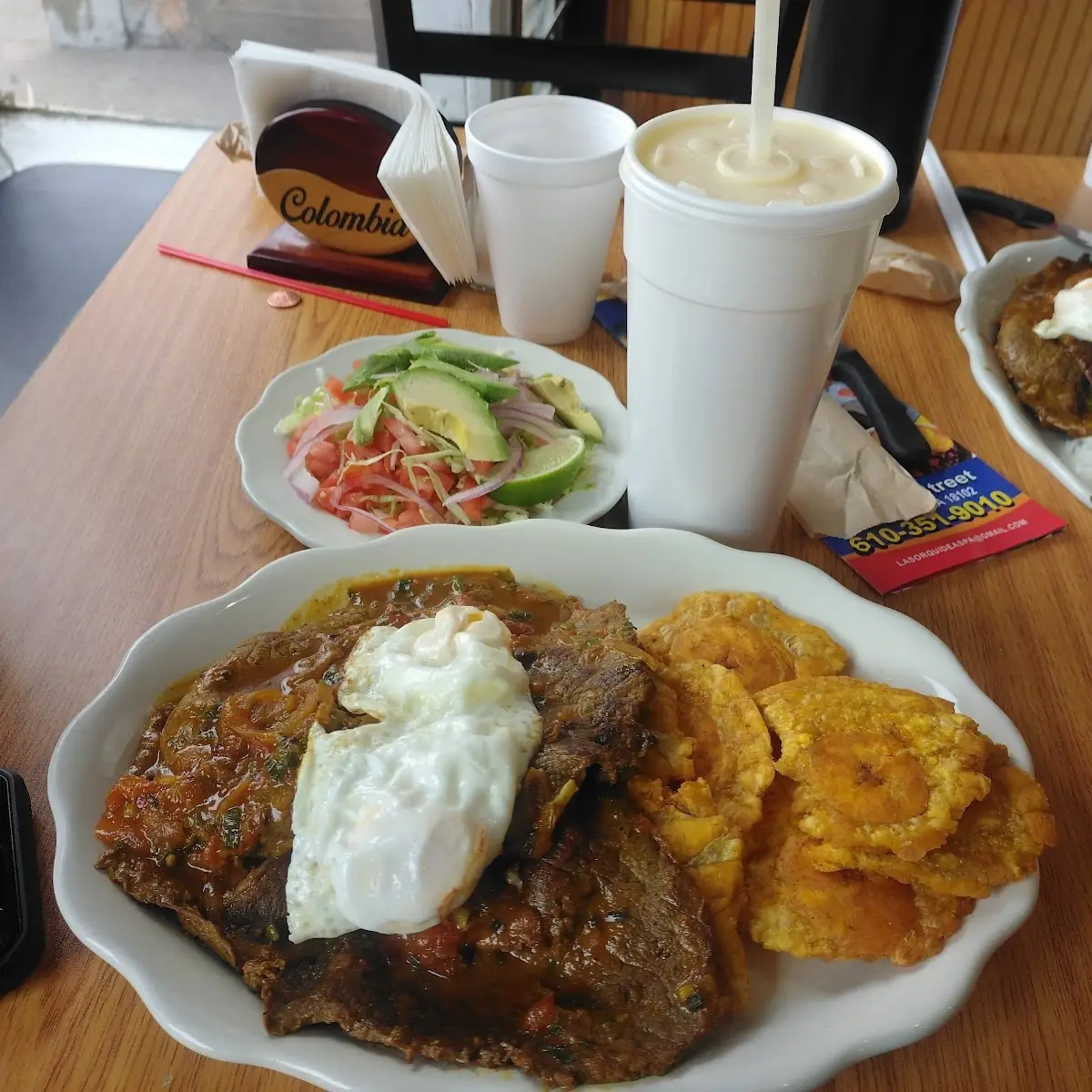 Bistec A Caballo Jugo de Maracuyá En Leche
