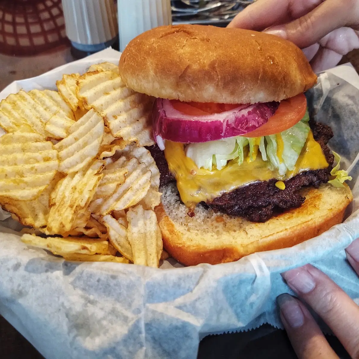 Cheeseburger with Potato Chips