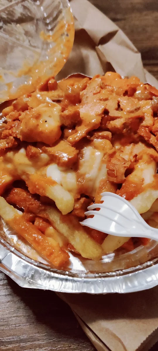 Butter Chicken Poutine, Pizza Saint Laurent (Halal)