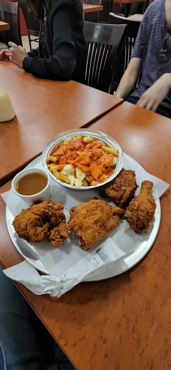 Chicken Butter Poutine, Pizza Saint Laurent (Halal)