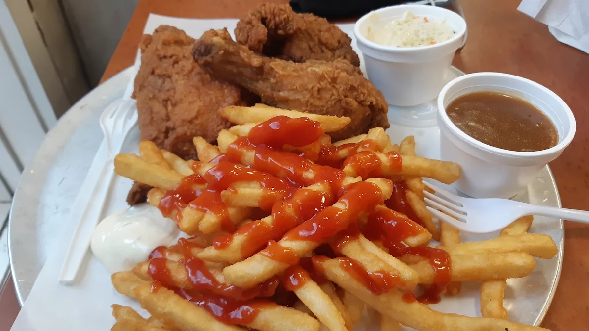 Trio Fried Chicken 3 with Fries and Salad, Pizza Saint Laurent (Halal)