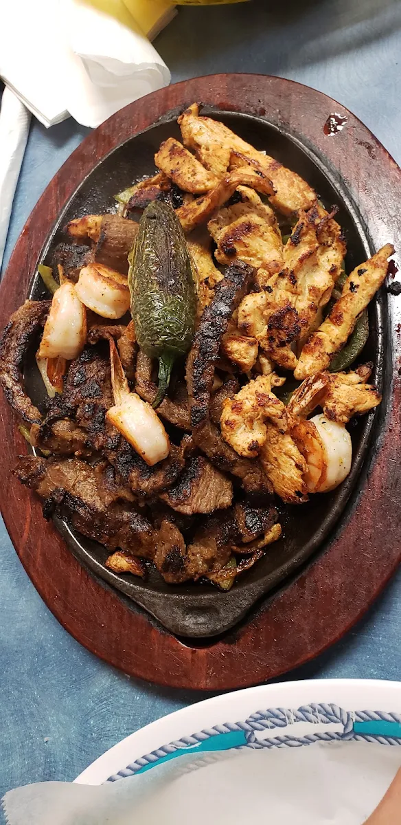 Parilladas Sizzling Fajitas Mixtas
