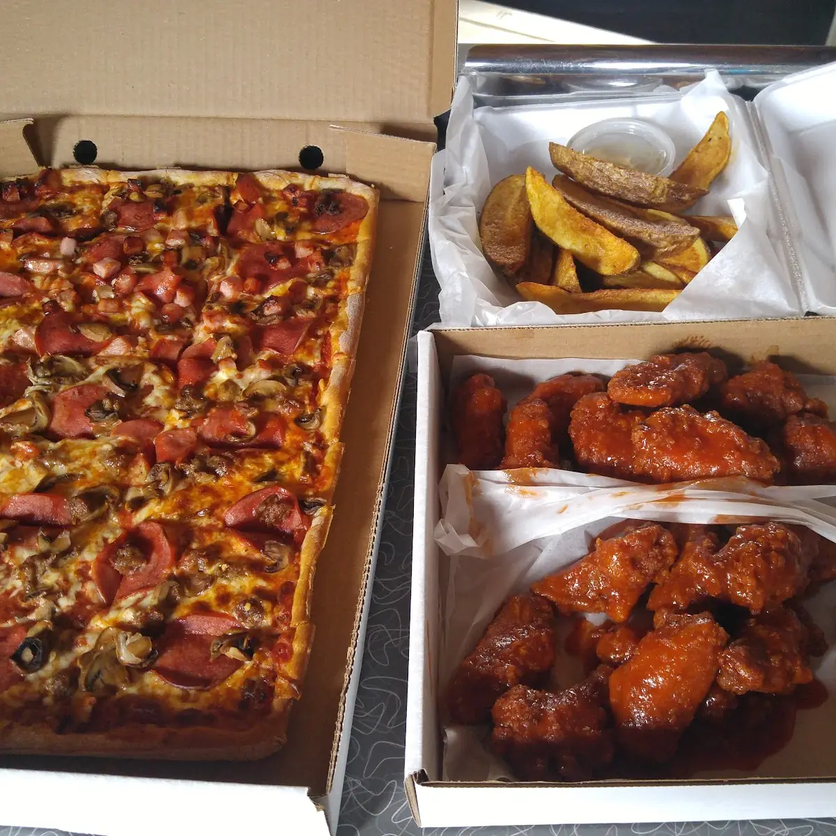 Highlights, Gus's Pizza