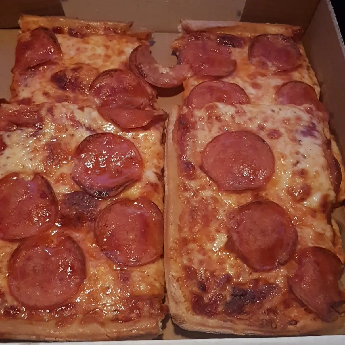Highlights, Gus's Pizza