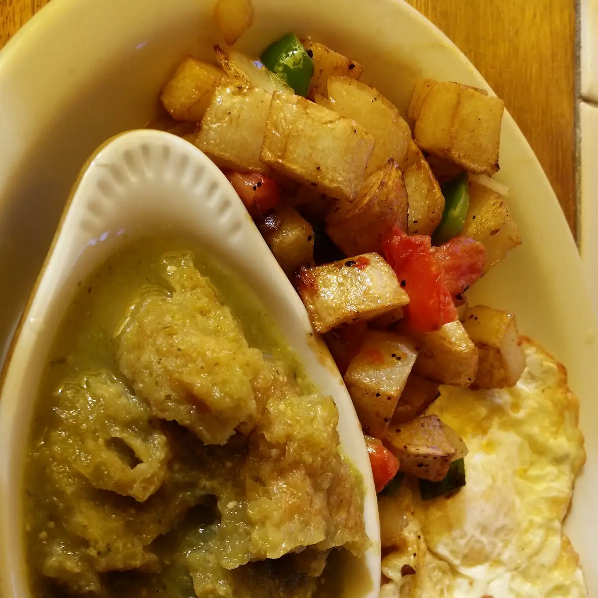 Chicharrones En Chile Verde Y Papas De La Casa