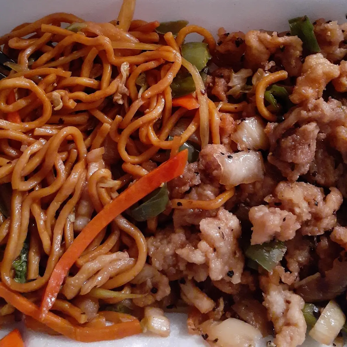 Black Pepper Chicken Lo Mein