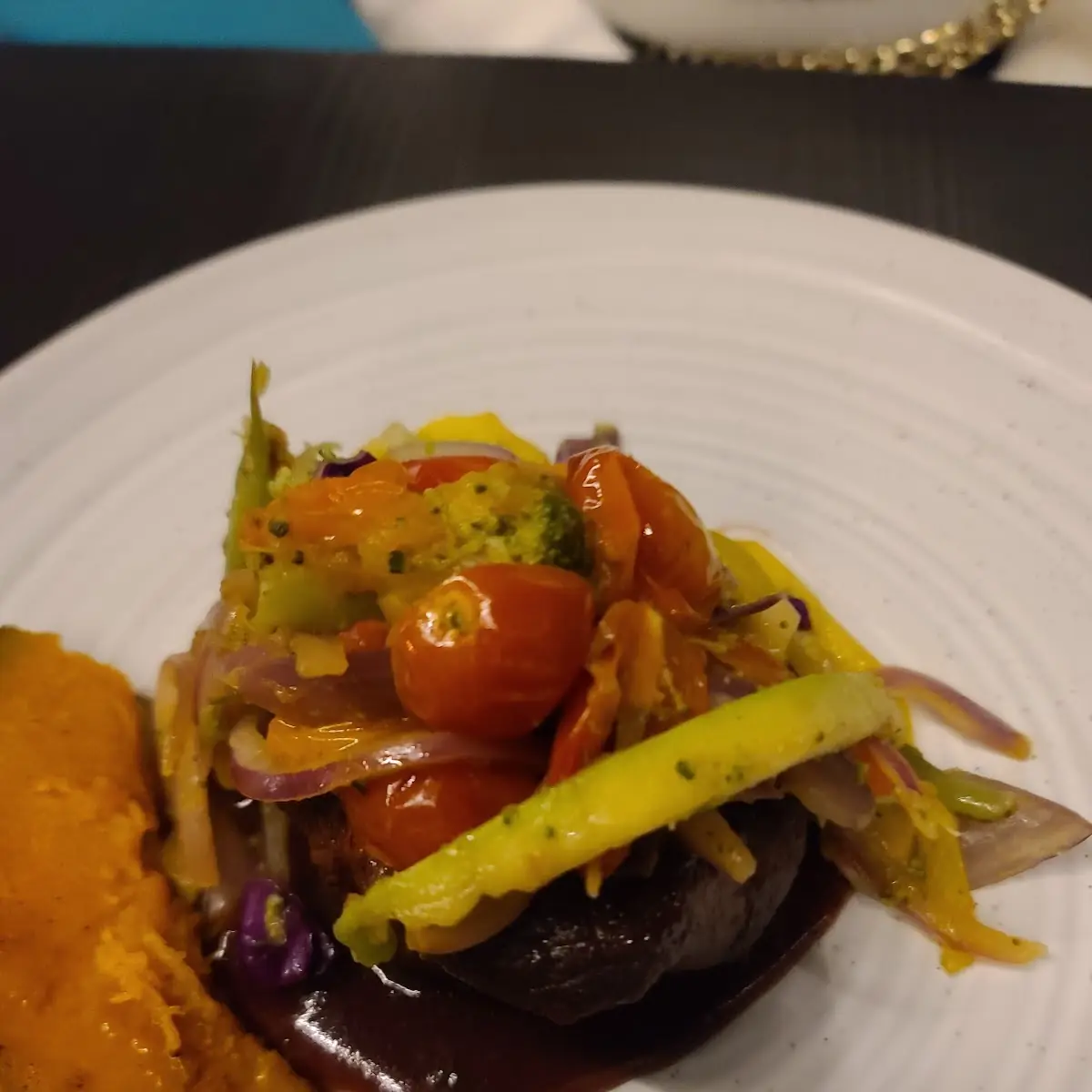 Ribeye Steak Con Tostones