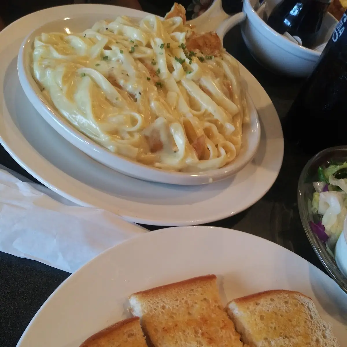 Chicken Alfredo Pasta with Garlic Bread