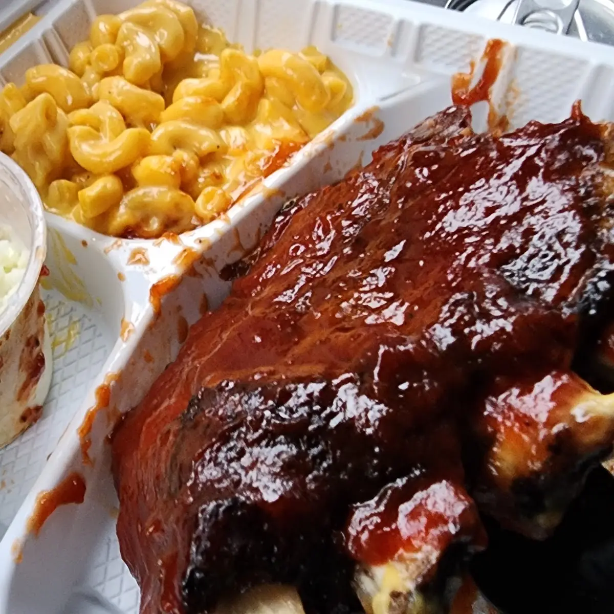 4 Rib Platter with Mac&Cheese and Coleslaw