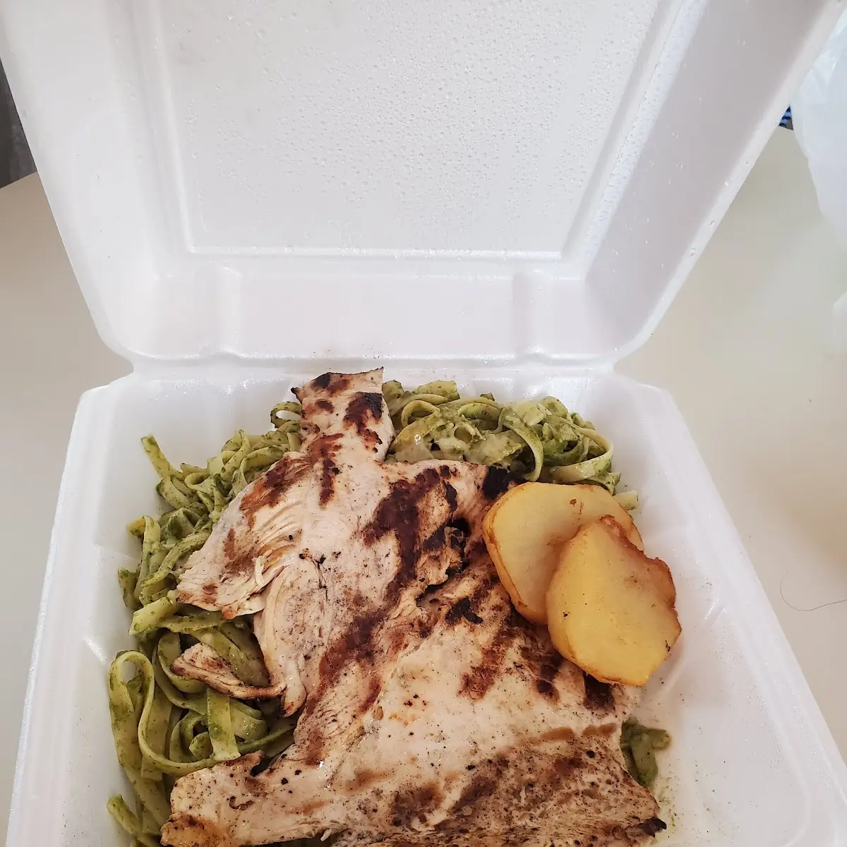 Green Spaghetti with Grill Chicken