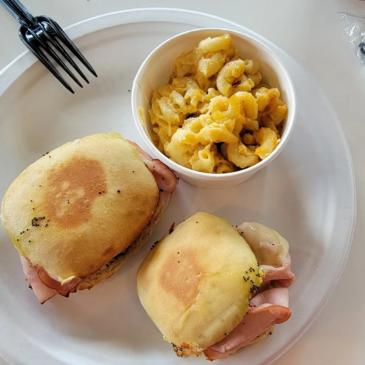 Sliders with Mac and Cheese