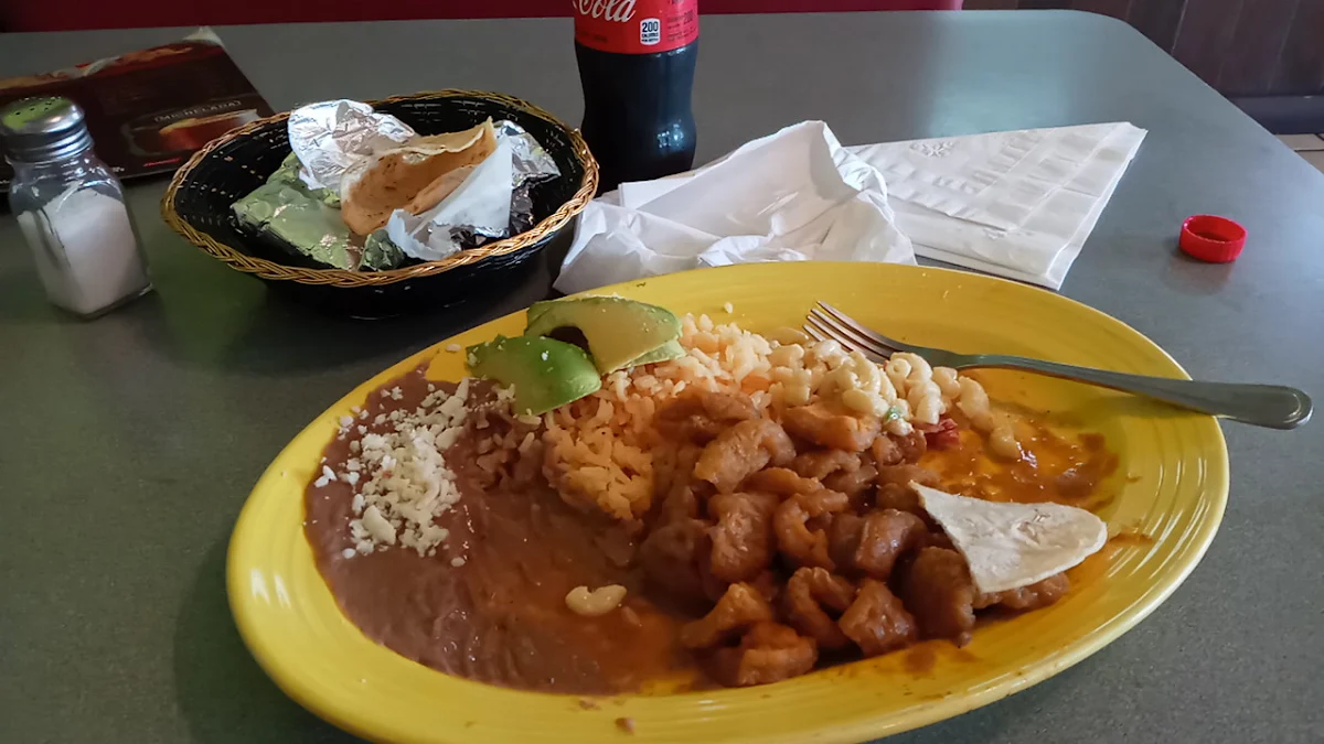 Plato De Chicharron En Salsa Roja
