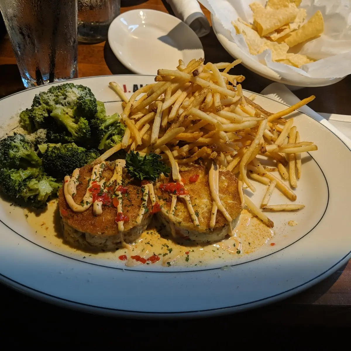 Crab Cakes Fries