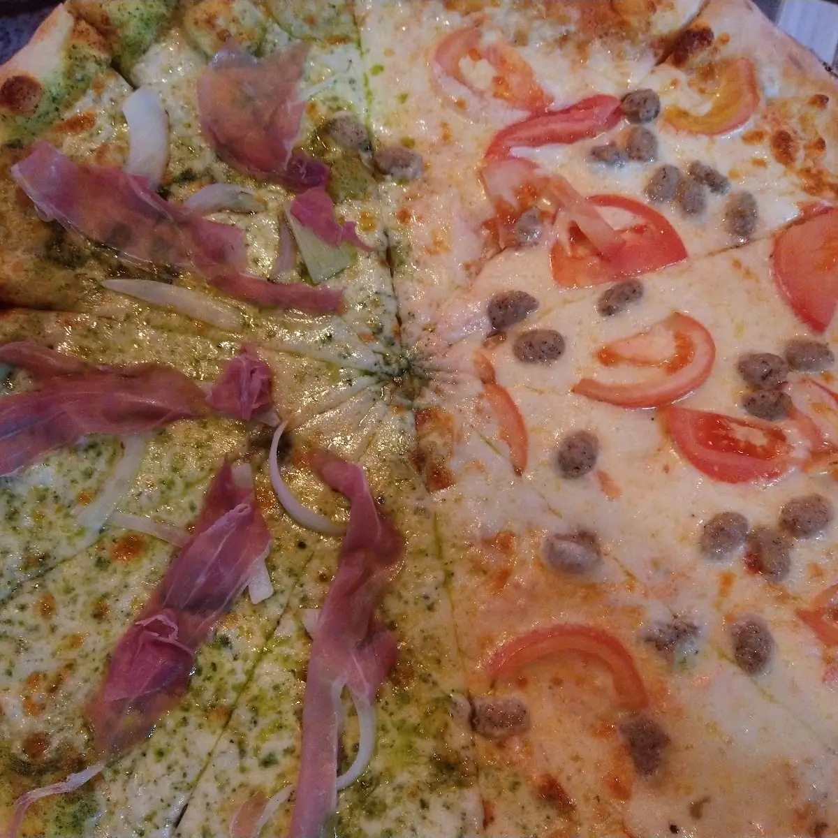 Pizza Prosciutto Y Tomate Con Meat Lover's Pizza