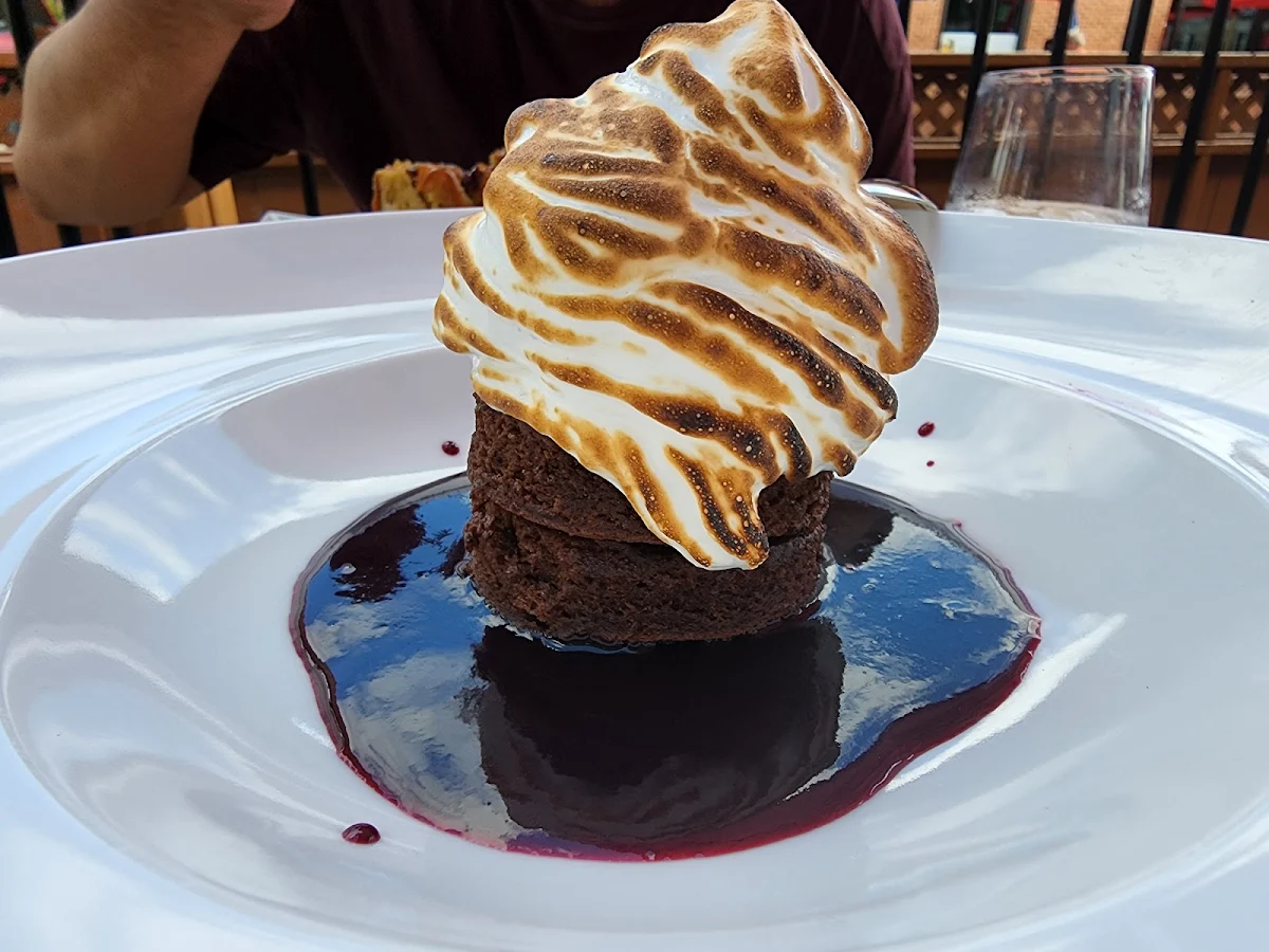 Brownie Au Chocolat Crème Glacée Vanille Enrobée de Meringue Flambée