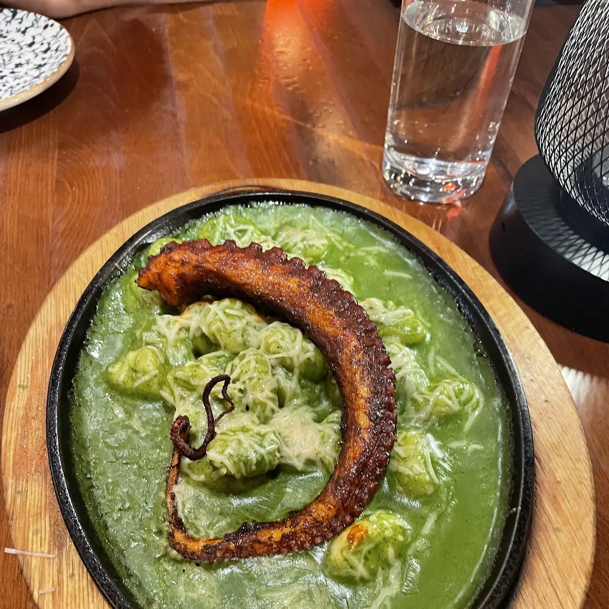 Gnocchi Pesto Con Pulpo Anticuchero