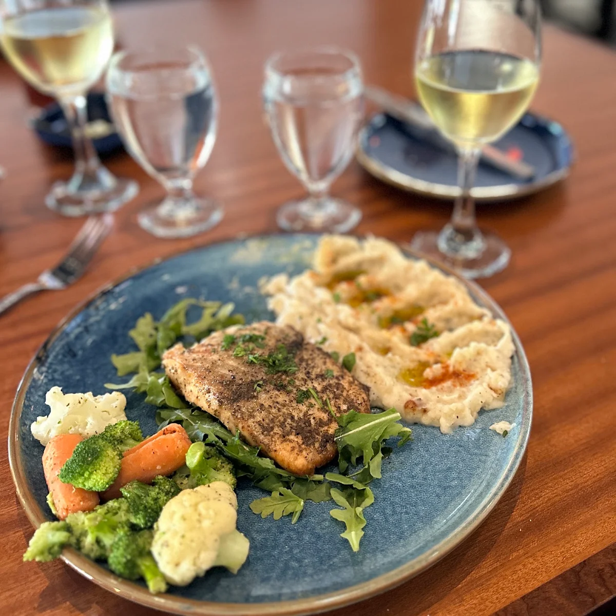 Fish with Mashed Potatoes and Vegetables