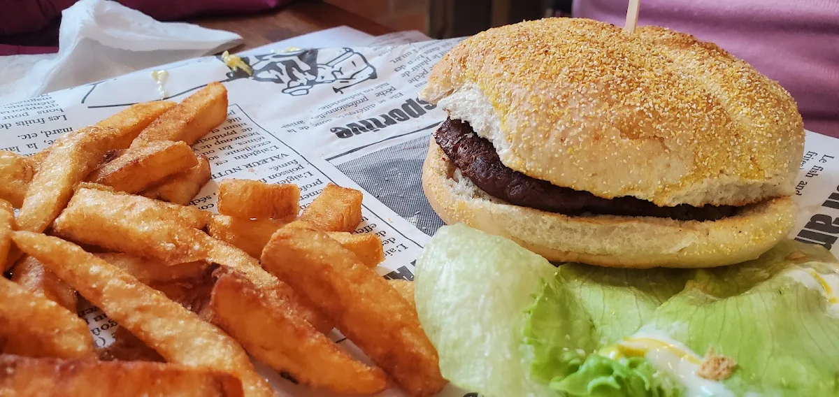 Hamburger and Fries, Restaurant Dattes & Olives
