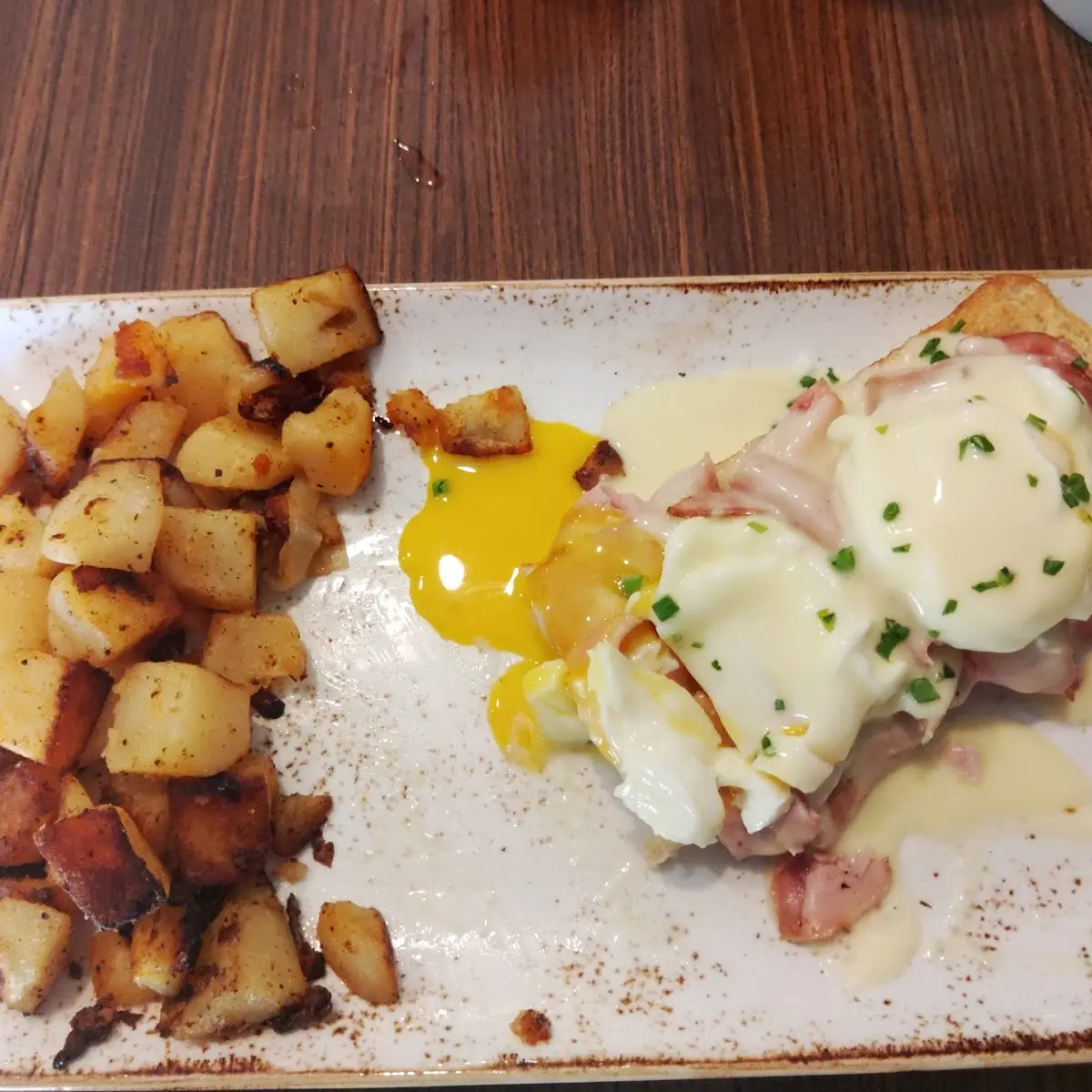 Eggs Benedict with Seasoned Potatoes