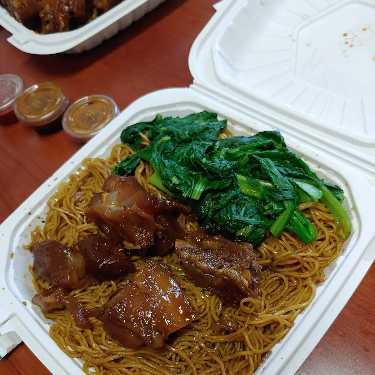 Beef Tendon with Choy Sum Stewed Noodle