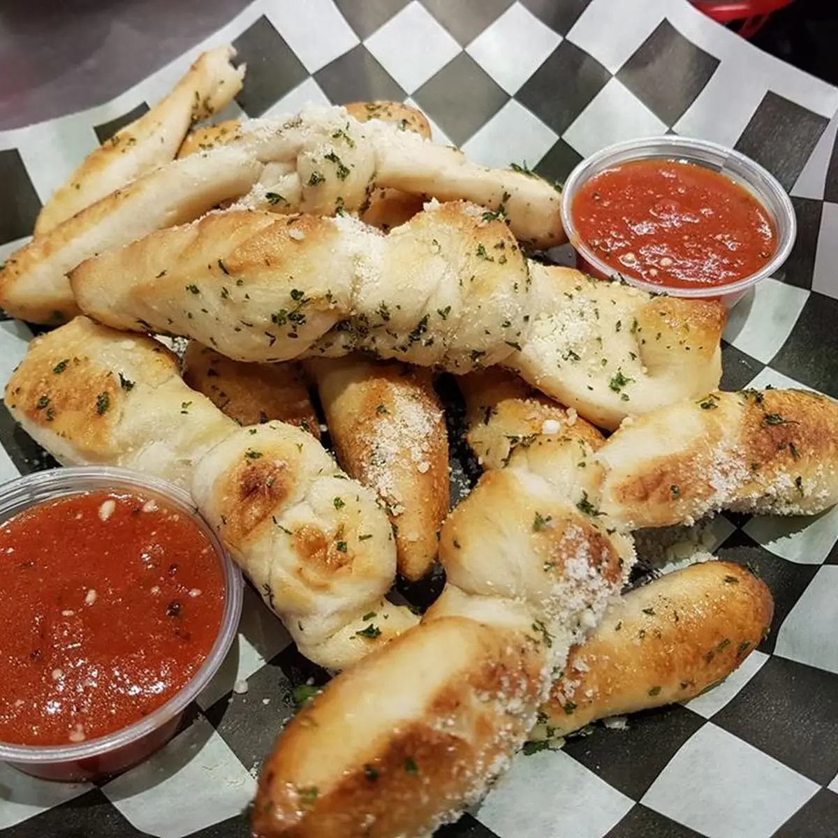 Garlic Knots w Sauce