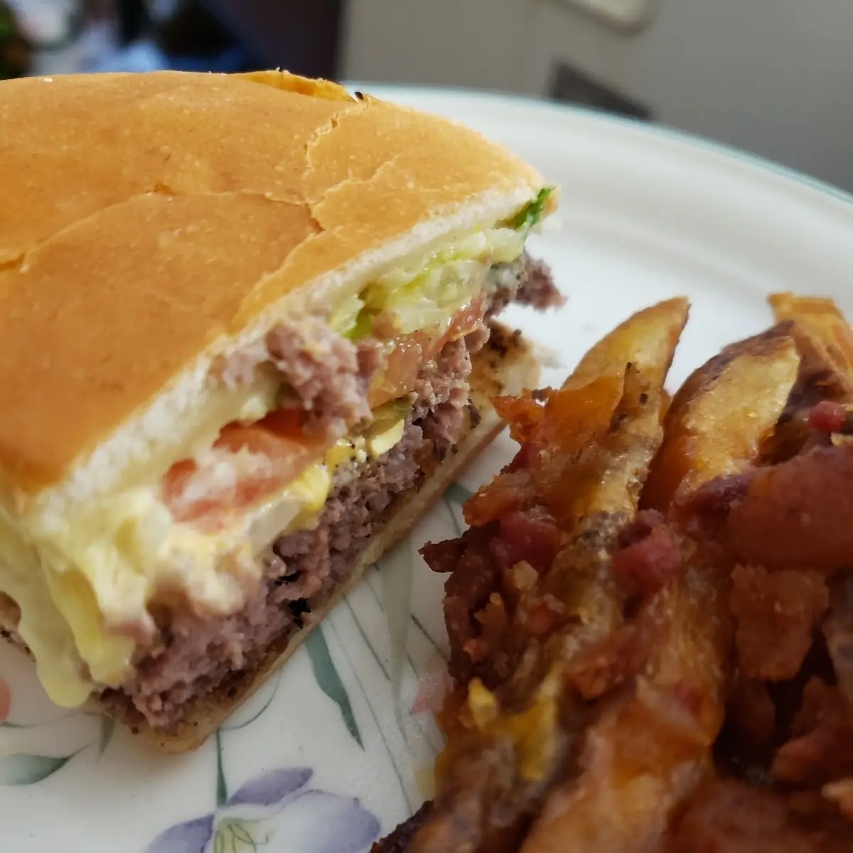 Cheeseburger w Bacon Cheddar Fries