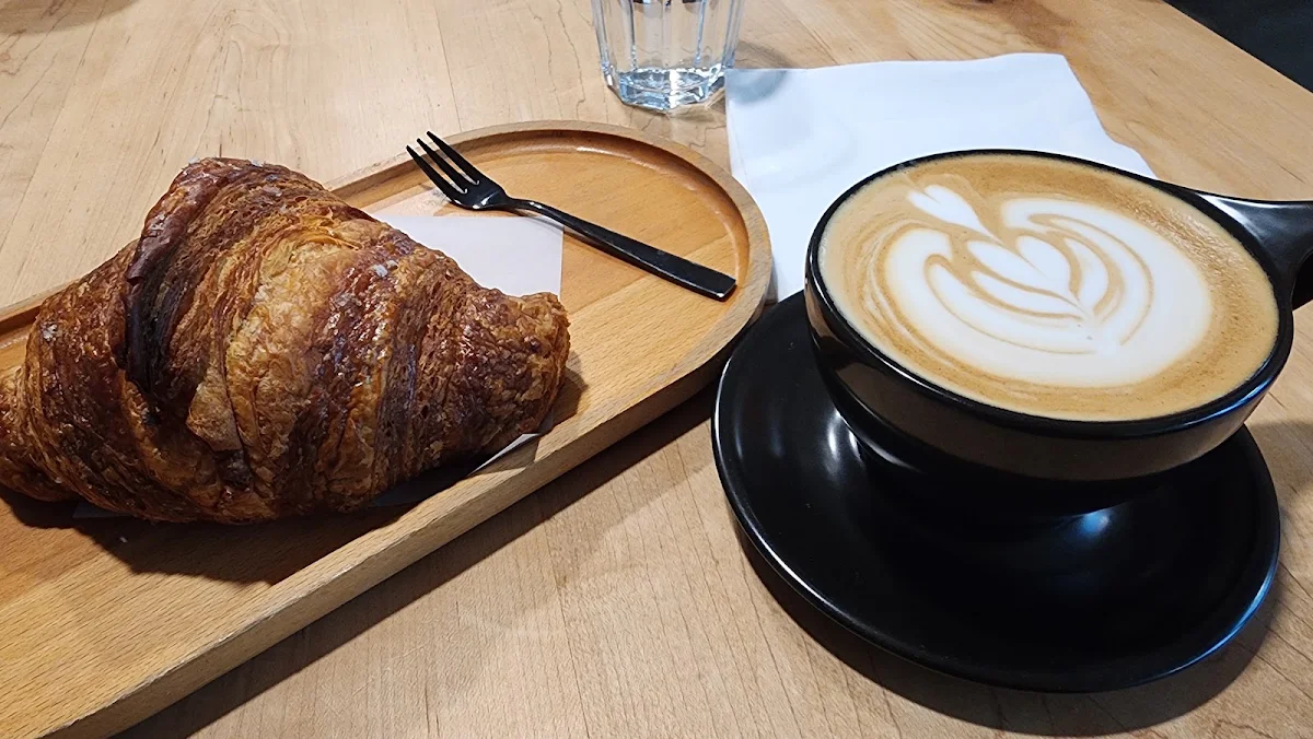 Vanilla Late and Croissant