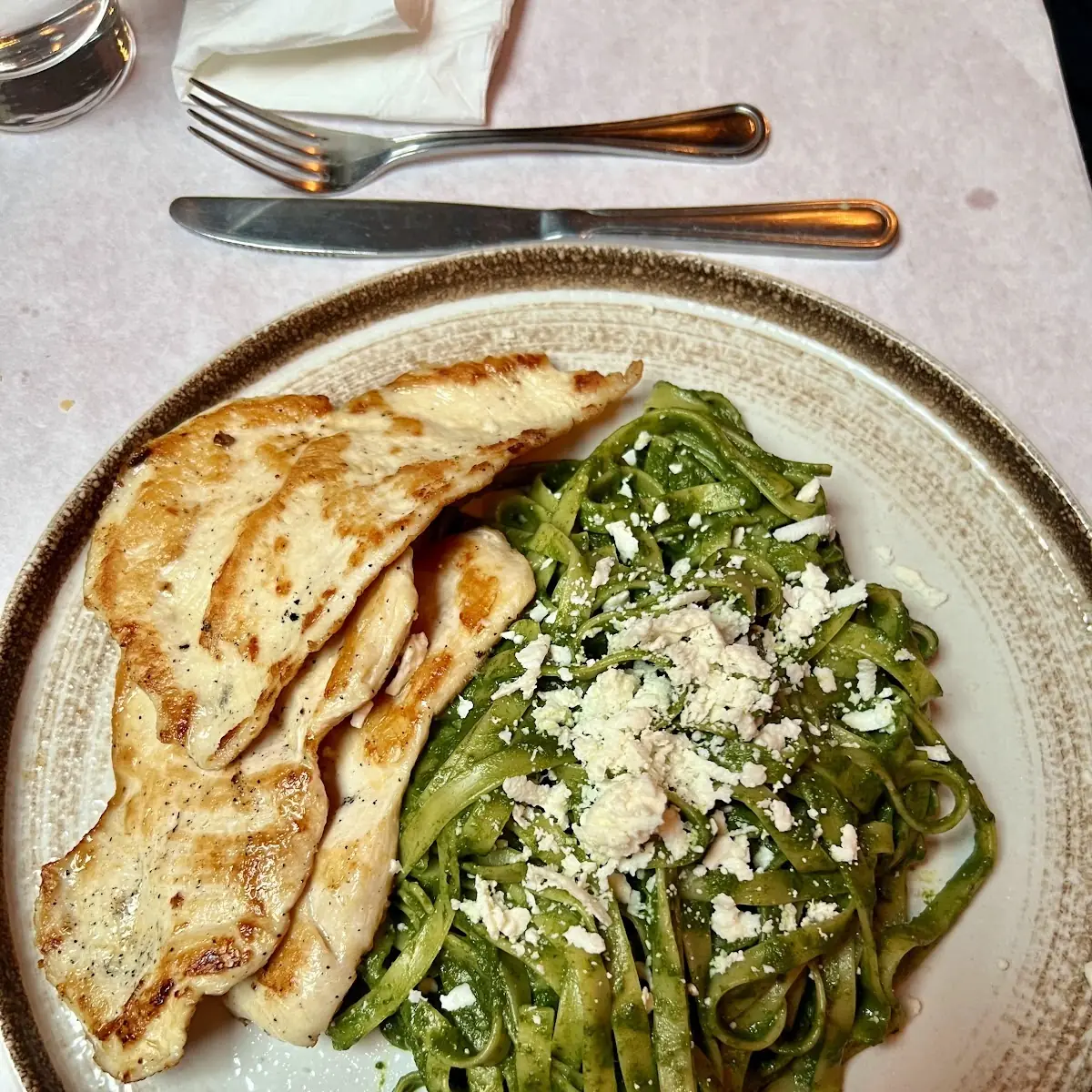 Tallarín Verde Con Pechuga a La Plancha