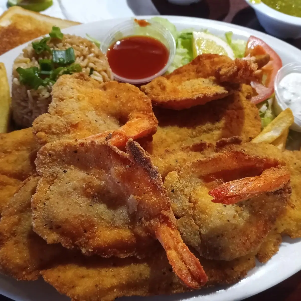 Camarones Empanizados Y Filete De Pescado