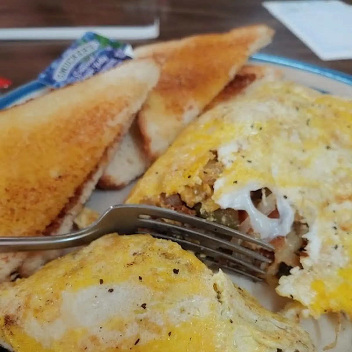 Omelet with Hashbrowns & Toast