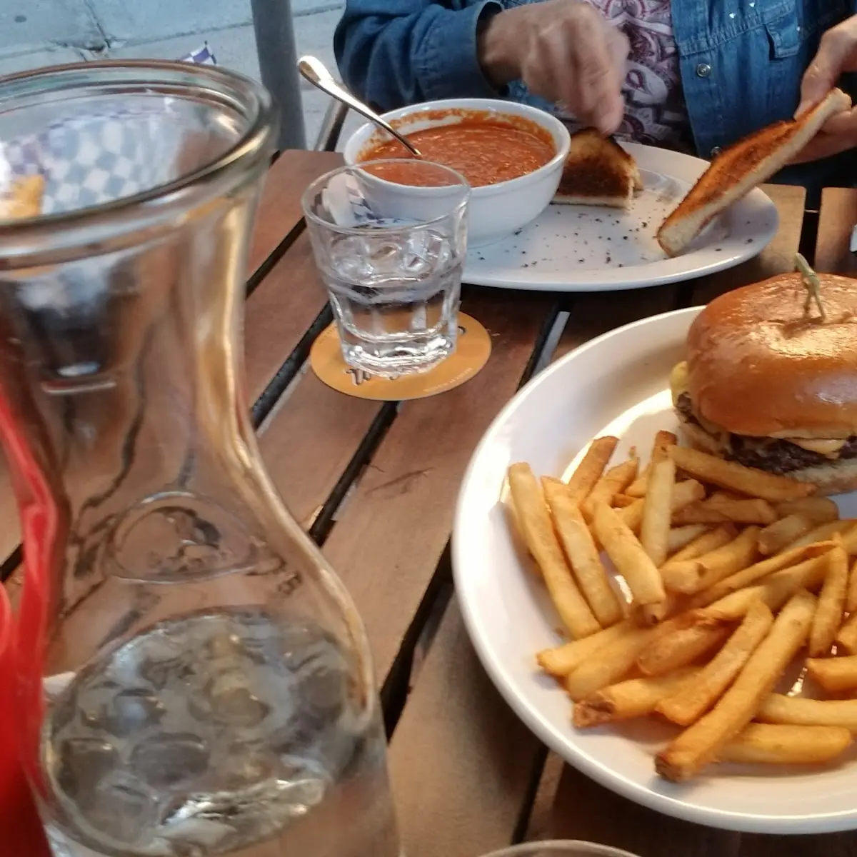 Cheese Burger w Fries