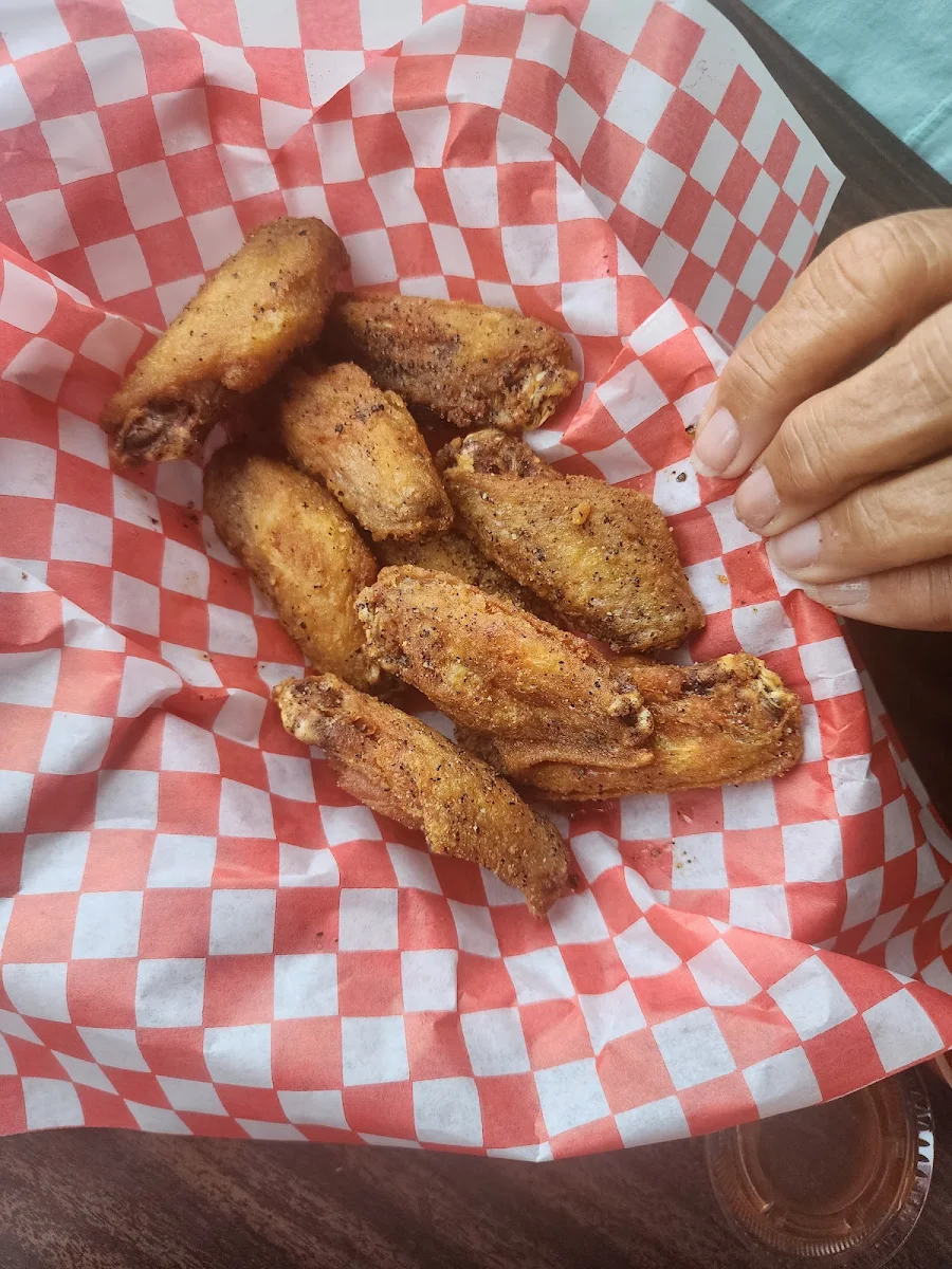 Chicken Wings, Parkers Pub & Eatery