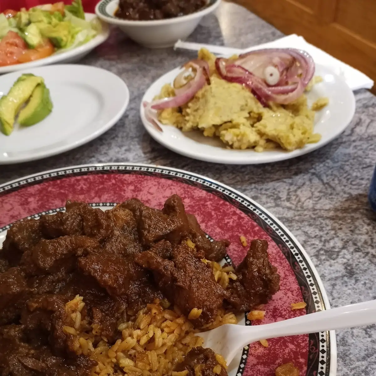 Arroz Mora Con Carne Guisada