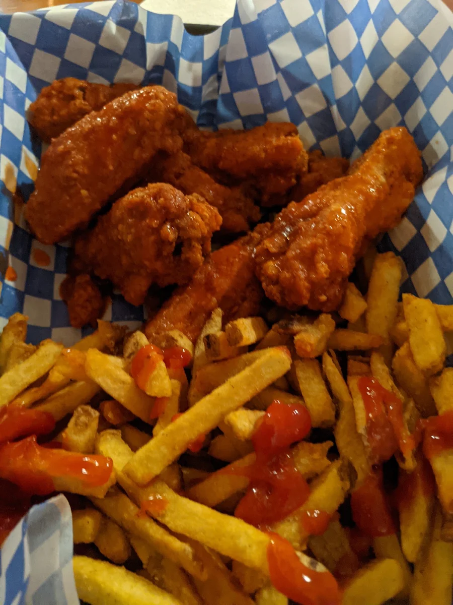 Chicken Wings with Fries