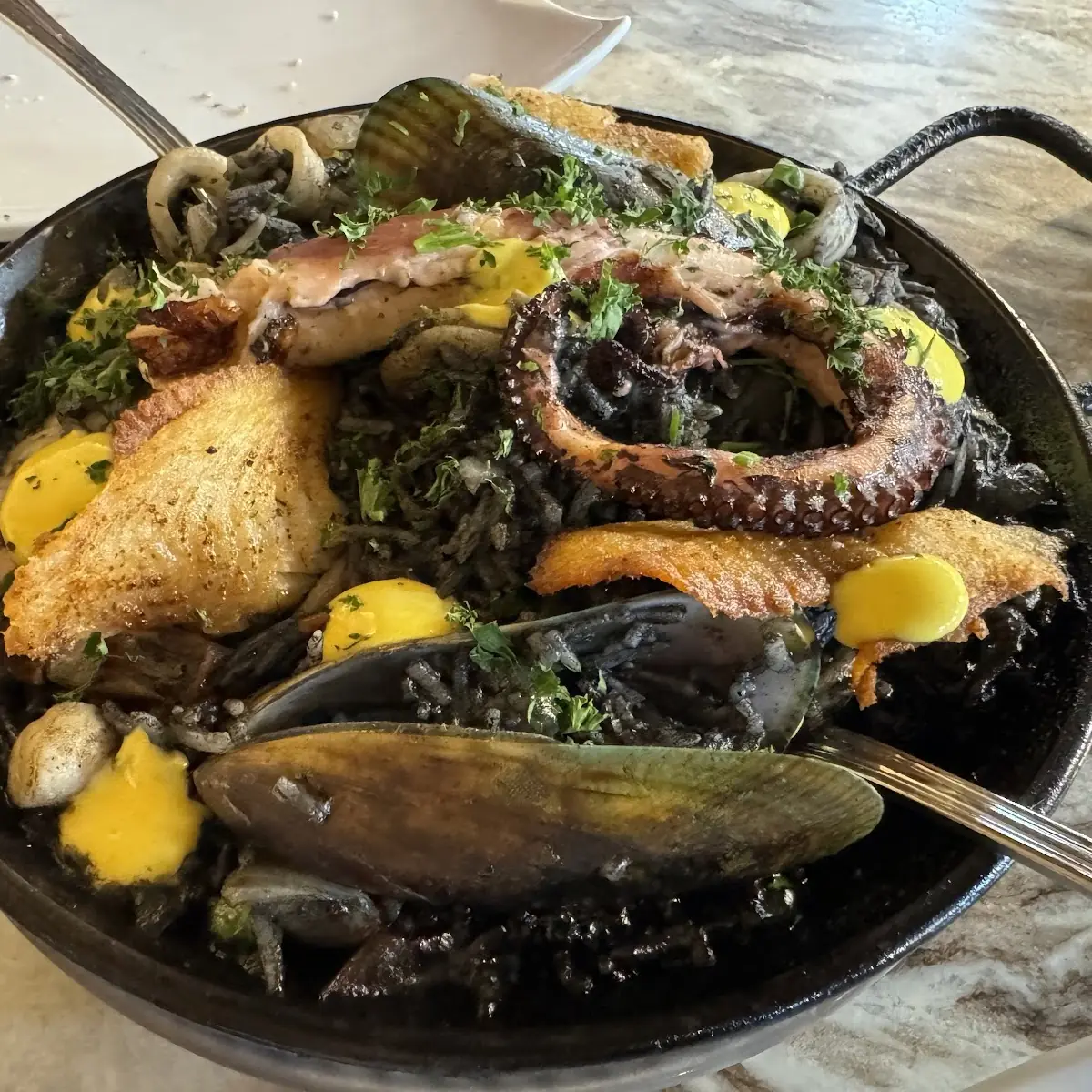 Paella Negra Marinera