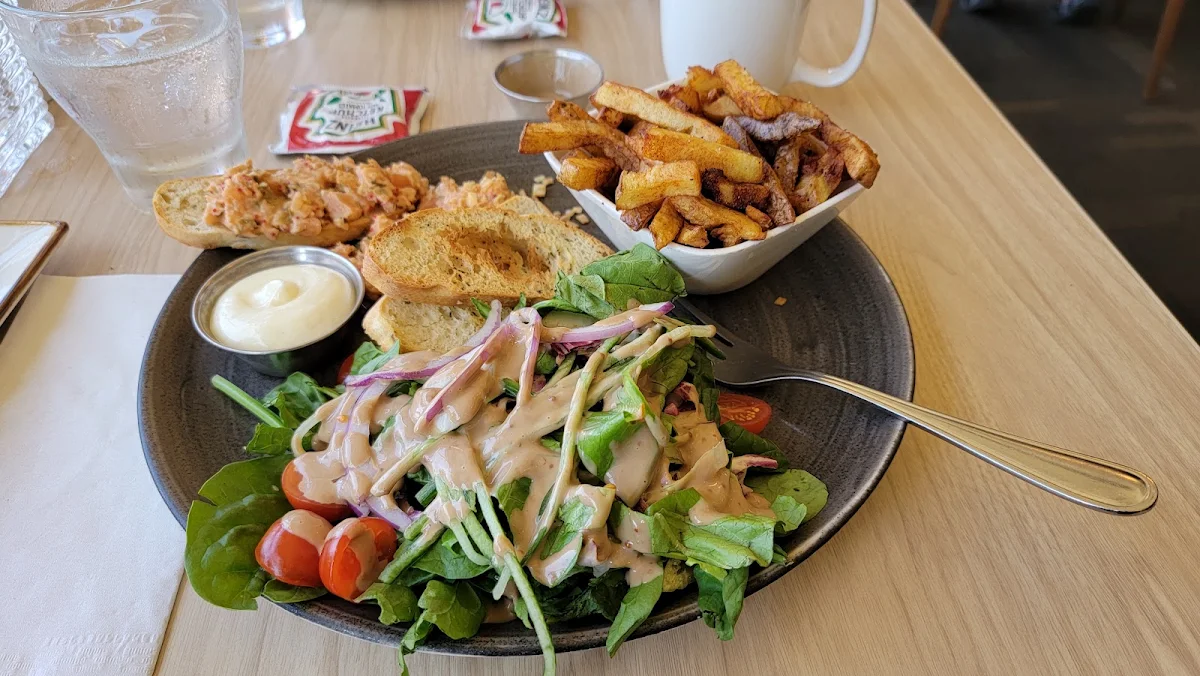 Tartare De Saumon Avec Salade Du Jour