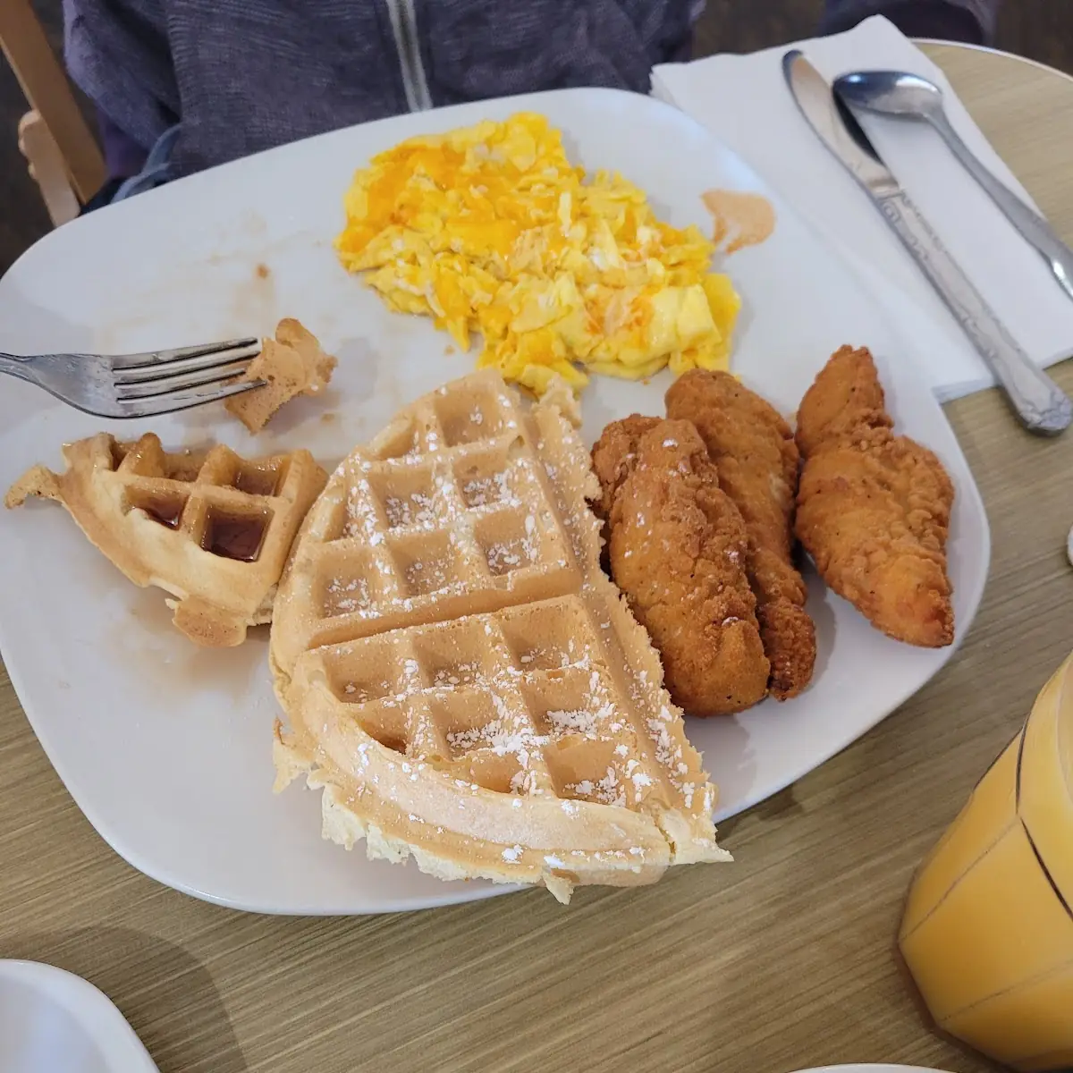 Chicken & Waffles & Eggs 1040 Cal
