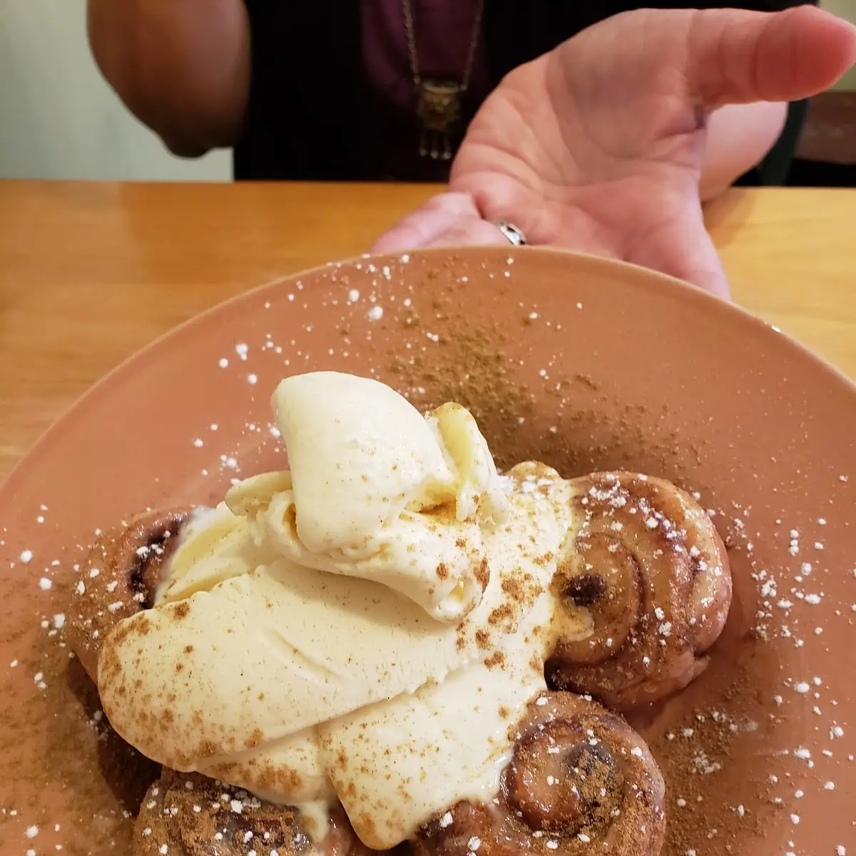 Cinnamon Rolls w Ice Cream