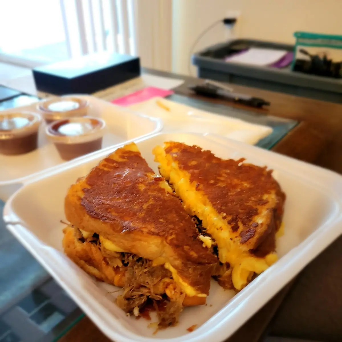 Mac N Pulled Pork Sandwich