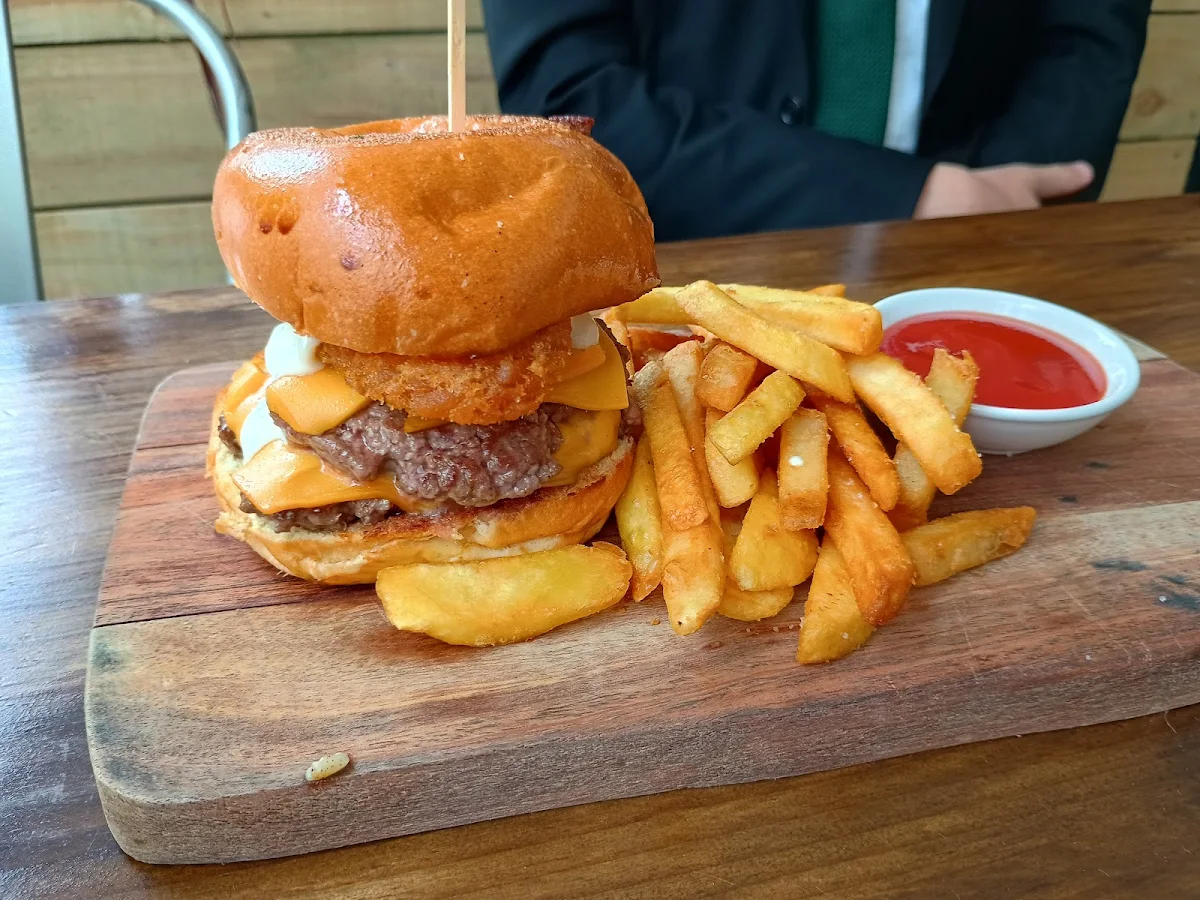 Cheeseburger and Fries, Street Taste