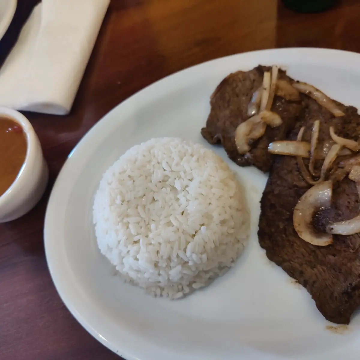 Bistec Encebollado Con Arroz Blanco