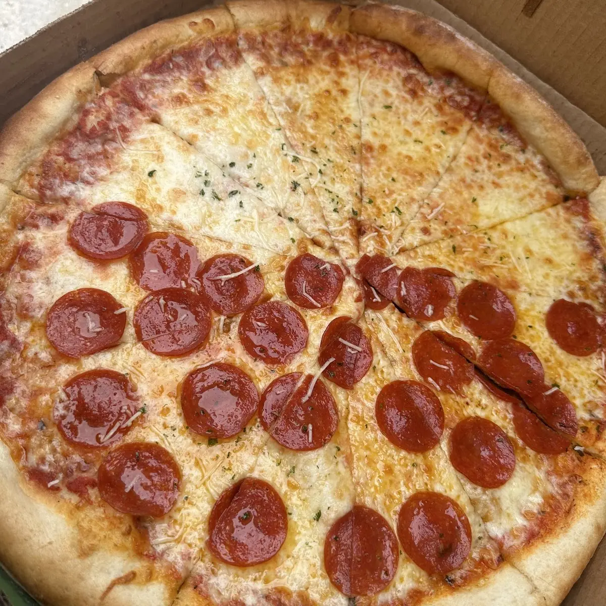 Pizza Mitad Queso Mitad Pepperoni