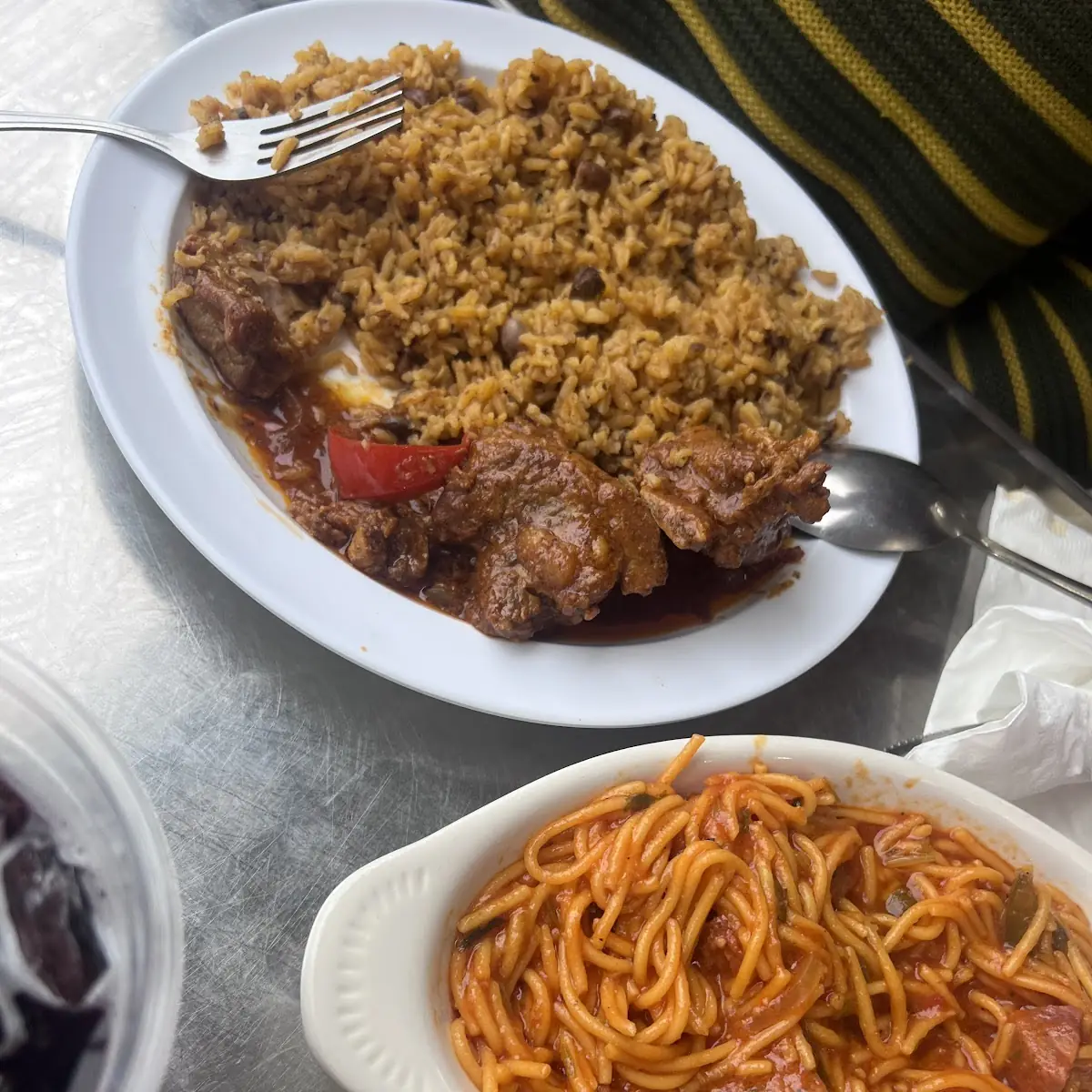 Lunch R B Con Pollo Guisado