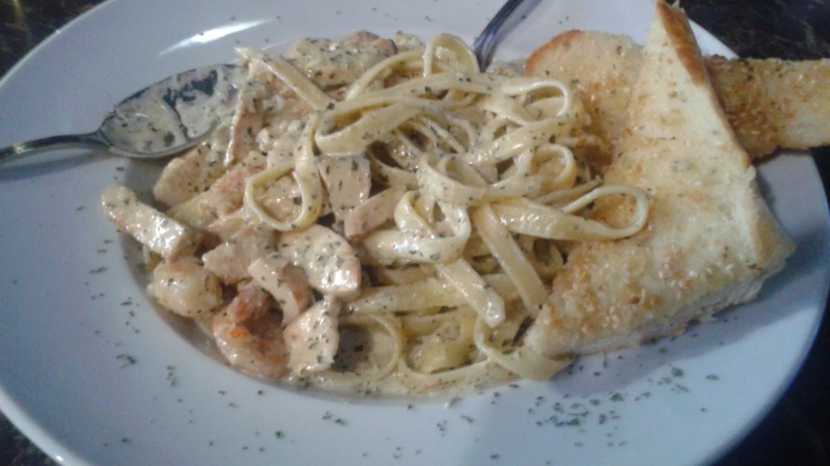 Kids Alfredo Linguine & Garlic Bread, Whisky John's Oshawa