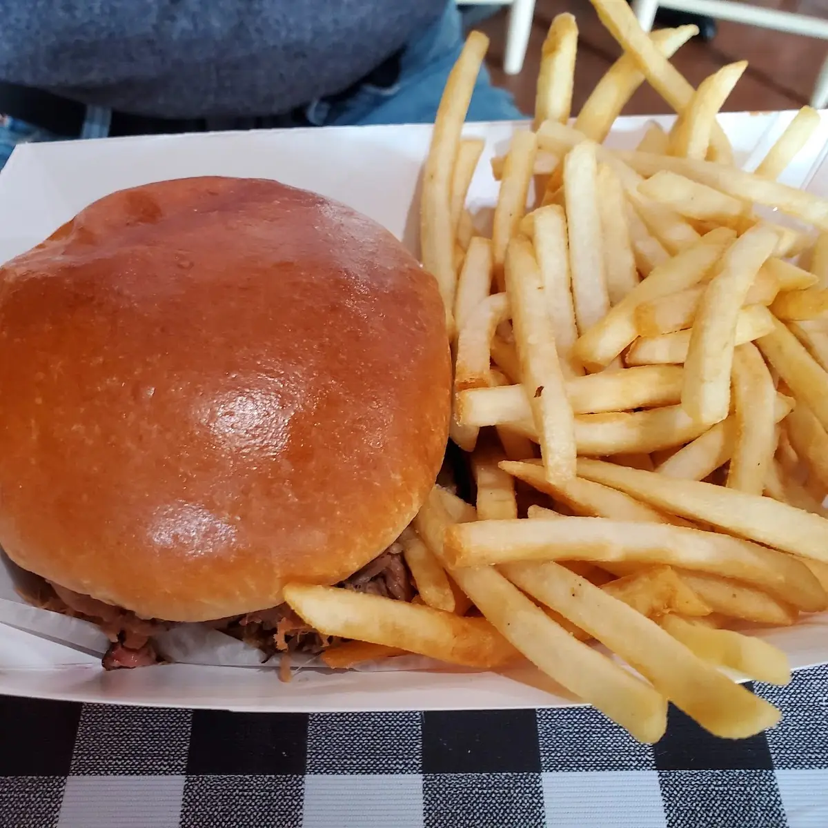 BBQ Pulled Pork Sandwich w Fries