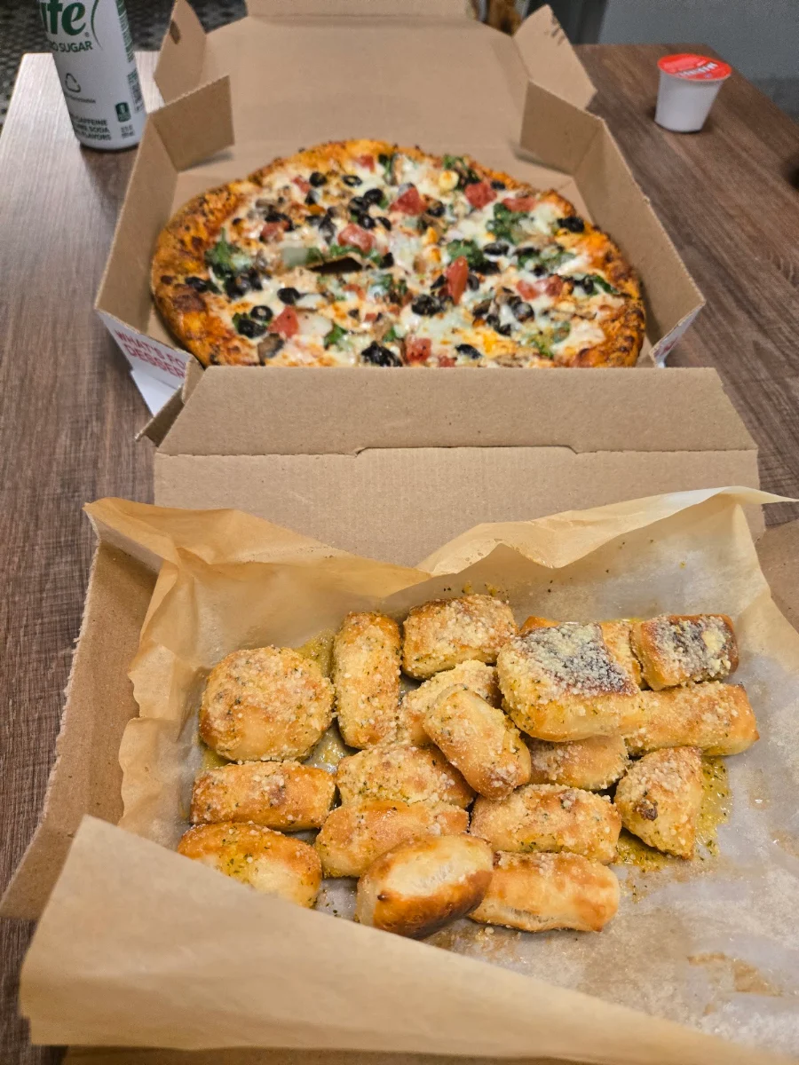 Panecillos Con Ajo Y Pizza de Extravaganzza Feast