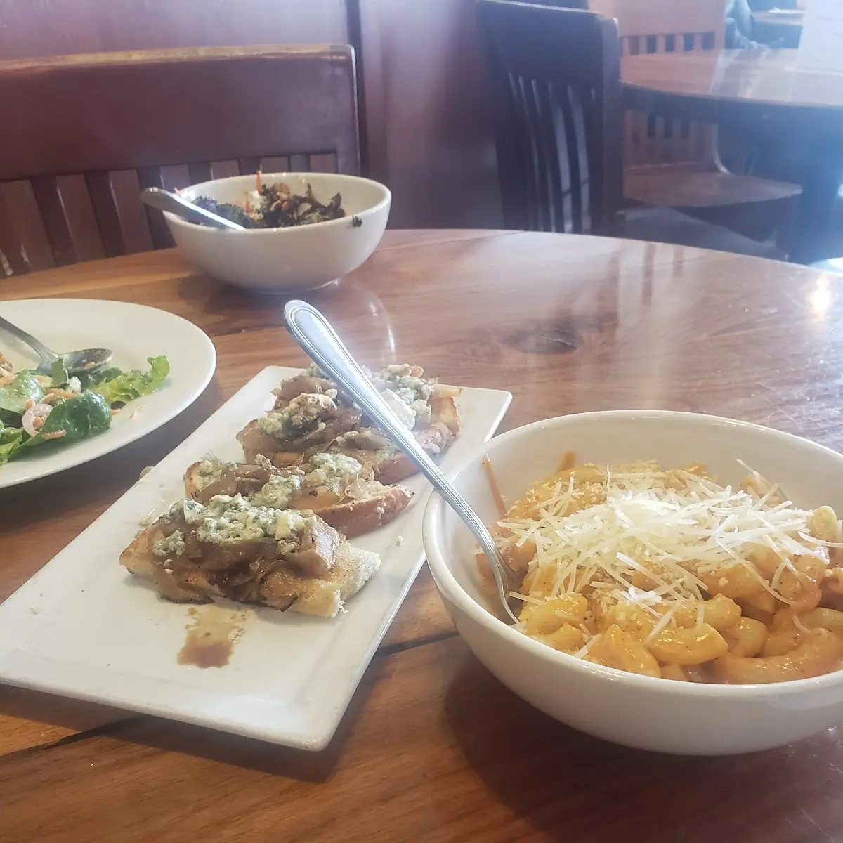 Crostini & Spicy Mac N Cheese
